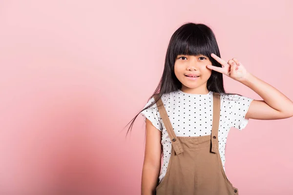 Asiático Criança Pequena Anos Idade Mostrar Sinal Dedos Gesto Estúdio — Fotografia de Stock