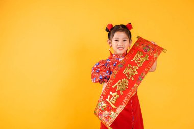Çin Yeni Yılı. Kırmızı Cheongsam qipao Bahar Festivali çifti giyen mutlu Asyalı küçük kız çocuğu gülümsemesi (Karakter 