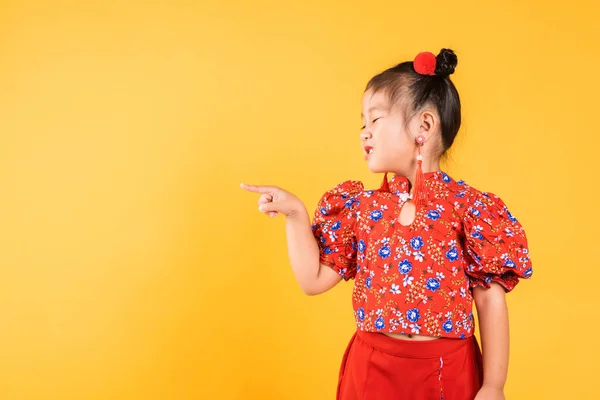 Menina Chinesa Asiática Feliz Usar Cheongsam Vermelho Qipao Apontando Dedo — Fotografia de Stock