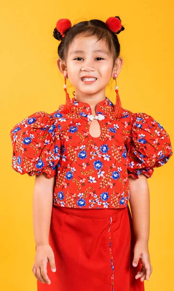 Kırmızı Cheongsam Giyen Mutlu Asyalı Küçük Kız Gülümsemesi Geleneksel Giyimli — Stok fotoğraf