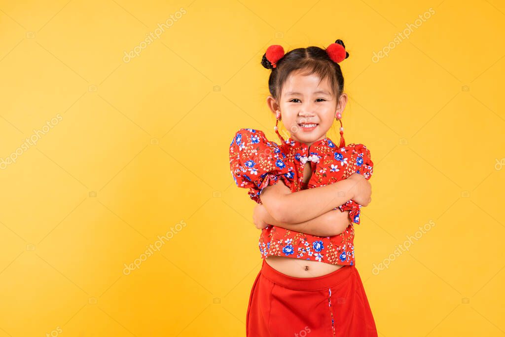 Felice Asiatica Cinese Bambina Sorriso Indossare Cheongsam Rosso