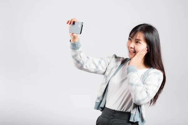 Mulher Animado Segurando Smartphone Para Fotografar Selfie Foto Frente Câmera — Fotografia de Stock