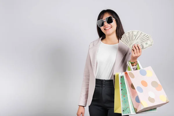 Mujer Con Gafas Confianza Sonrisa Comprador Celebración Compras Línea Bolsas —  Fotos de Stock