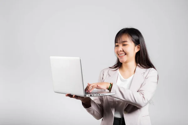 Mulher Sorrindo Confiante Sorrindo Segurando Usando Computador Portátil Digitando Teclado — Fotografia de Stock