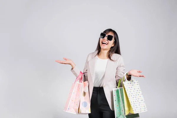 Kobieta Okularach Pewny Shopper Uśmiechnięty Gospodarstwa Online Torby Zakupy Kolorowe — Zdjęcie stockowe