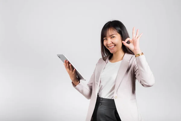 Πορτρέτο Της Ασιατικής Όμορφη Νεαρή Γυναίκα Χαμογελώντας Χρησιμοποιώντας Τον Υπολογιστή — Φωτογραφία Αρχείου