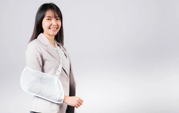 Brazo Roto Mujer Negocios Confiada Sonriendo Brazo Roto Después Accidente — Foto de Stock