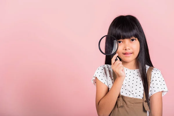 Asiático Criança Pequena Anos Idade Engraçado Olhando Através Lupa Estúdio — Fotografia de Stock