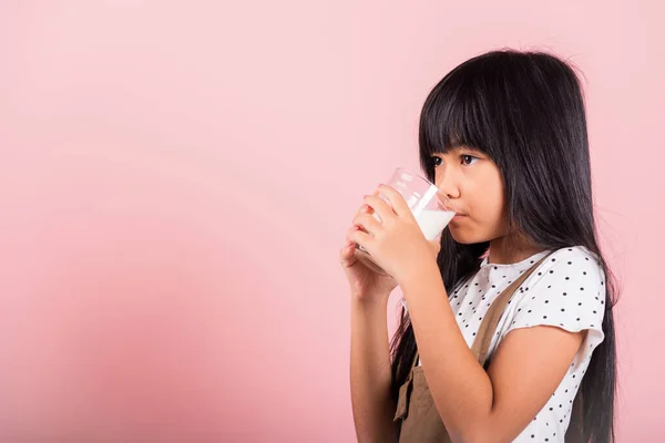 Ασιατικό Μικρό Παιδί Ετών Χαμόγελο Κρατήστε Ποτήρι Γάλα Ποτό Λευκό — Φωτογραφία Αρχείου