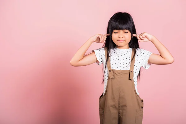 Asian Little Kid Years Old Close Her Ears Fingers Eyes — ストック写真