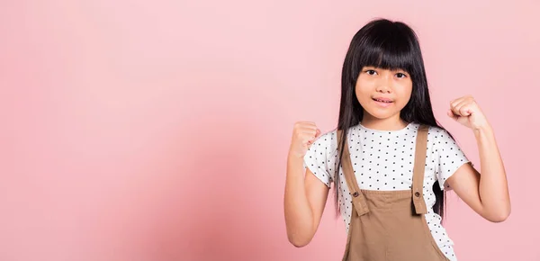 そうだ アジアの小さな子供10歳祝います大成功とともに手を上げましたアームで撮影で隔離されたピンクの背景 ハッピーと励起子の女の子正笑顔陽気に — ストック写真