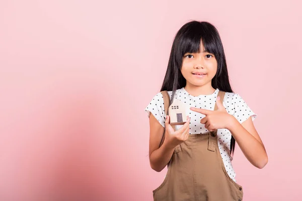 Asian Little Kid Years Old Hold Wood House Model Hands — ストック写真