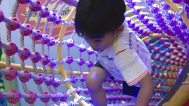 Niño Asiático Feliz Hombre Que Divierte Castillo Inflable Del Centro — Vídeo de stock