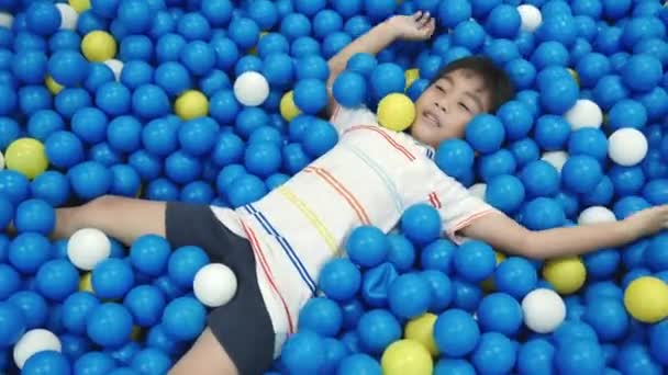 Ευτυχισμένο Ασιατικό Παιδί Άνθρωπος Που Διασκεδάζει Στο Κέντρο Ψυχαγωγίας Φουσκωτό — Αρχείο Βίντεο