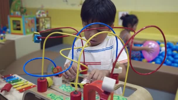 Heureux Enfant Asiatique Homme Amusant Sur Centre Divertissement Jouer Avec — Video