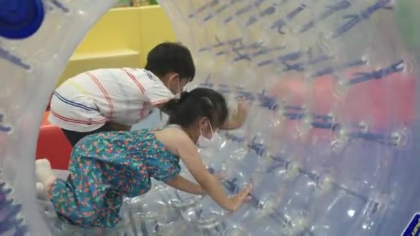 Lykkelige Asiatiske Barn Som Har Det Gøy Det Oppblåsbare Slottet – stockvideo