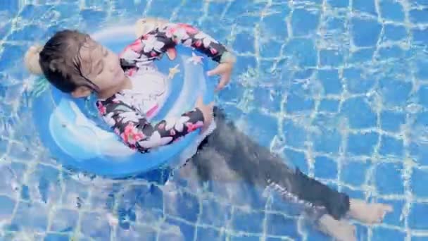 Aziatisch Kind Kleine Meisjes Spelen Buitenzwembad Opblaasbare Speelgoed Ring Happy — Stockvideo