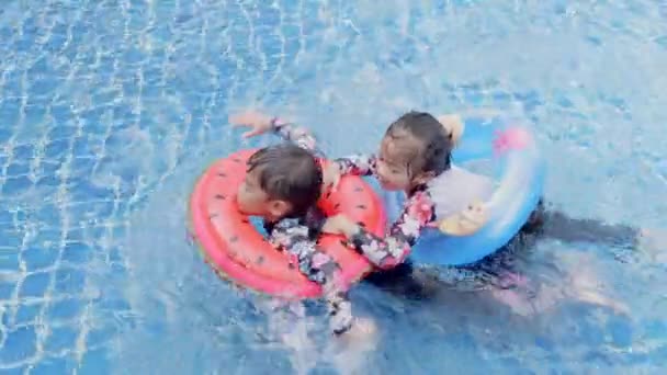 Asiático Dos Niños Niñas Niños Jugando Piscina Aire Libre Anillo — Vídeos de Stock