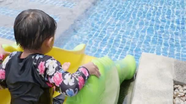 Asiatiska Barn Liten Pojke Spelar Utomhus Pool Vatten Reglaget Bar — Stockvideo