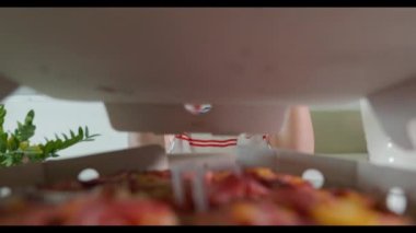 Mutlu Asyalı küçük çocuk 5 yıl açık pizza kartonu ve evde çok şaşırmış ve mutlu bir şekilde, çocuklar sağlıksız yiyecekler yiyor pizza yiyen heyecanlı komik çocuk, kutunun içinde