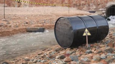 Endüstriyel petrol tankının kapatılması, su kirliliği, su ve çevre sorununun korunması, endüstriyel atıklar için biyolojik tehlike uyarısı