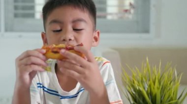 Mutlu Asyalı çocuk 5 yıl boyunca evde oturup büyük pizzalar yedi, çocuklar sağlıksız yemekler yedi, eğlenceli çocuklar pizza yedi, okul öncesi yemek zamanı, peynirler çok lezzetliydi.