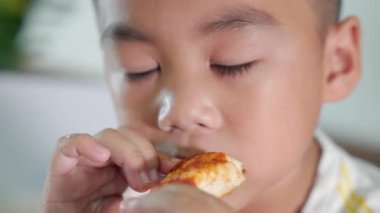 Mutlu Asyalı çocuk 5 yıl boyunca evde oturup büyük pizzalar yedi, çocuklar sağlıksız yemekler yedi, eğlenceli çocuklar pizza yedi, okul öncesi yemek zamanı, peynirler çok lezzetliydi.