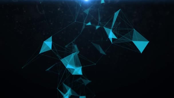 在黑色背景上移动的蓝色丛几何三角形多边形 连接世界通信的数字图形技术数据网络 — 图库视频影像