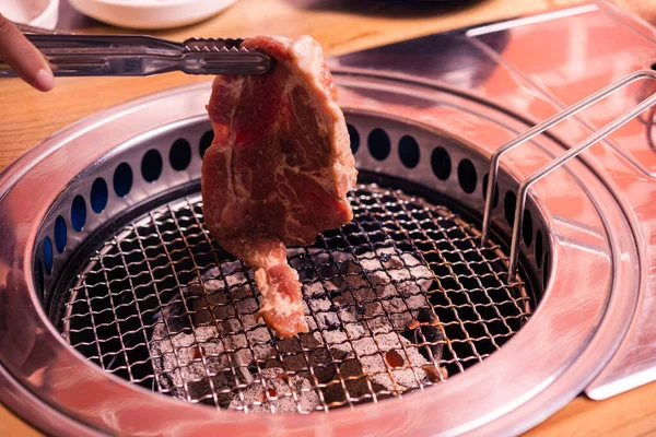 Sıcak Kömürde Kore Barbeküsü Izgara Domuz Eti Kore Barbeküsü Geleneksel — Stok fotoğraf