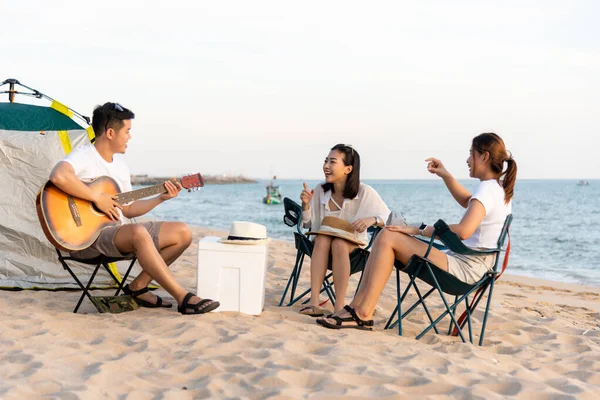 Buon Amico Divertirsi Suonare Chitarra Applaudire Nel Campo Sorridono Insieme — Foto Stock