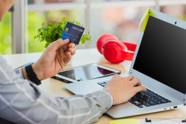 아시아 사업가는 카드를 노트북 컴퓨터로 코드를 입력하여 사무실에서 온라인 쇼핑에 — 스톡 사진