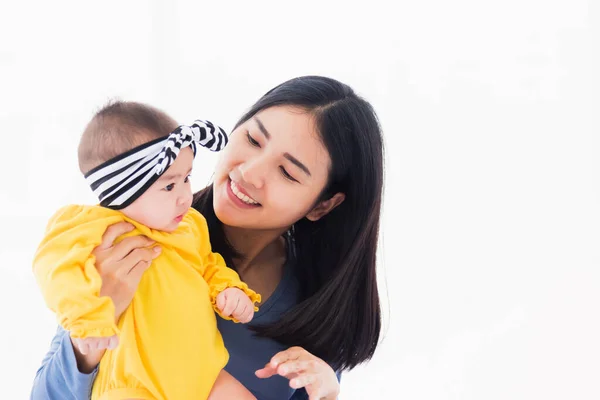 Retrato Bela Jovem Mãe Asiática Brincando Sorrindo Junto Com Seu — Fotografia de Stock