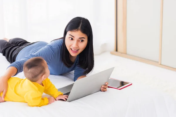 Asijské Nové Krásné Matky Najít Čte Informace Notebooku Pro Míchání — Stock fotografie