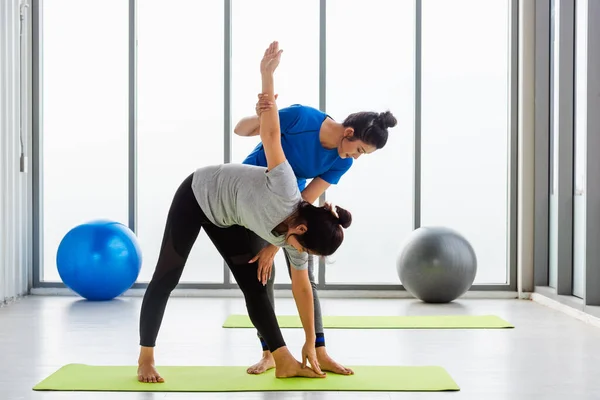Asiatique Jeune Enseignante Enseigner Étudiant Adulte Faisant Yoga Étirement Position — Photo