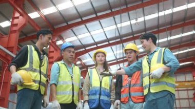 Fabrika işçileri, Metal Çarşaf Fabrikası 'nda işbirliği yapmak için el ele tutuşuyor. İşçilerin elleri, başarılı bir şekilde iş birliği yapmak ve iş gücü üretmek için el ele tutuşuyor.