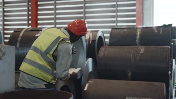 Two Black Workers Engineer Factory Textile Inspection Checking Inventory Levels — Vídeo de stock