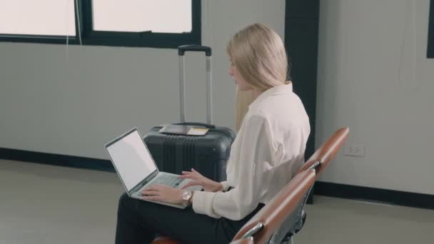 Pasażerka Podróżująca Kobieta Bramie Lotniska Pracująca Laptopie Podczas Oczekiwania Pokład — Wideo stockowe