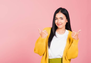 Asyalı güzel bir kadının portresi gülümsedi. Parmağını kaldırdı. Stüdyonun pembe arka planda çekildiğini onayladı.