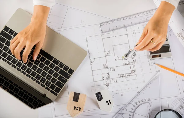 Architectural Project Workplace Architect Typing Laptop Keyboard Review Design House — Stock Photo, Image