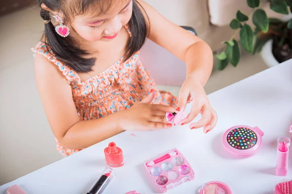 Asiatiska Bedårande Rolig Liten Flicka Gör Makeup Doppar Borste Flaska — Stockfoto