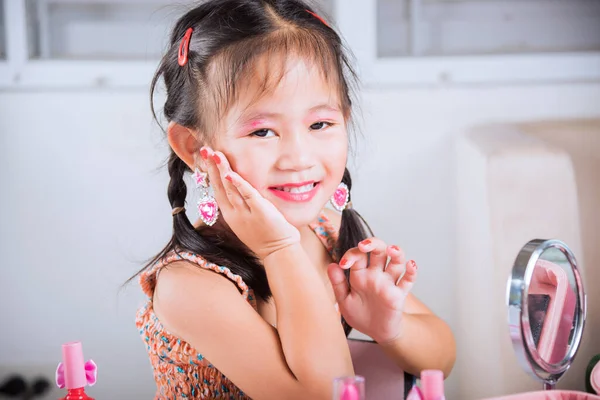 Närbild Glad Unge Vacker Make Ansikte Med Kosmetika Leksak Asiatiska — Stockfoto