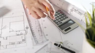 Mimari proje çalışma alanı. Mimarın mimarlık bürosundaki masa başı tamir aletleri için cetvelli çiziminin üst görüntüsü, mimar inşaat projesi çizimi.