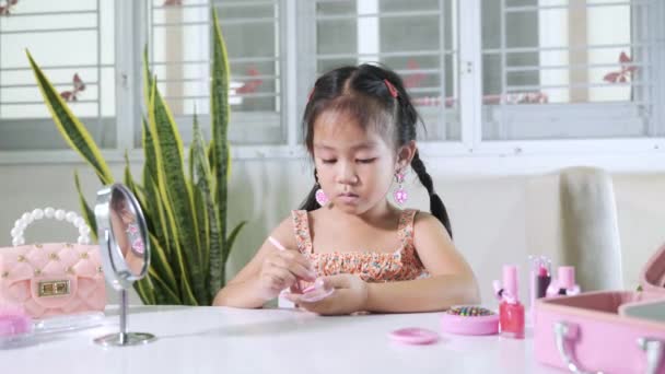 Asiático Adorable Divertido Niña Haciendo Maquillaje Cara Ella Aplicación Carborundum — Vídeo de stock