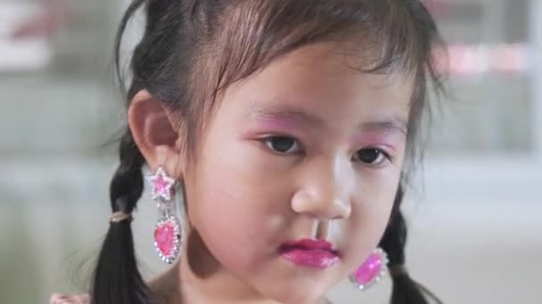Yüzüne Makyaj Yapan Asyalı Sevimli Küçük Kız Yanaklarına Puf Puf — Stok video