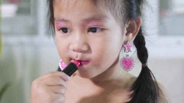 Asiatico Adorabile Divertente Bambina Rendendo Trucco Suo Viso Guarda Allo — Video Stock