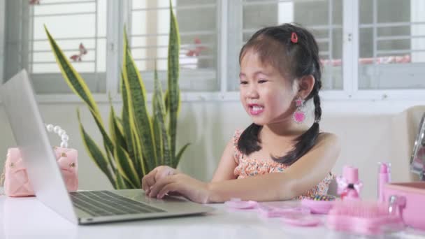 Azjatycka Dziewczynka Makijaż Jej Twarz Patrzy Laptopie Używać Rumieniec Policzki — Wideo stockowe