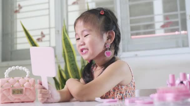 Asiatique Adorable Drôle Petite Fille Faisant Maquillage Son Visage Regardant — Video