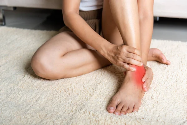 Fußschmerzen Hält Frau Ihre Knöchelverletzung Gefühl Schmerzen Ihrem Fuß Hause — Stockfoto