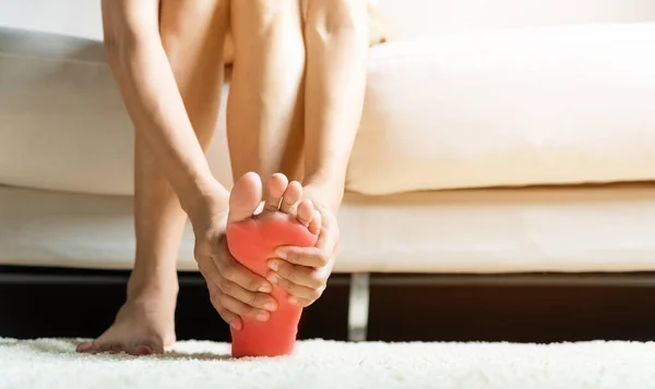 Fußschmerzen Asiatin Die Hause Auf Dem Sofa Sitzt Und Schmerzen — Stockfoto