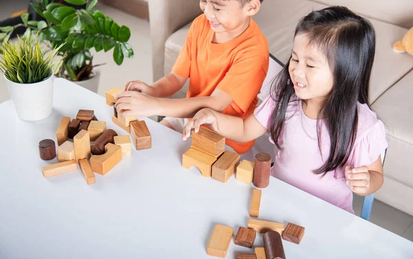 어린이들은 집에서 나무쌓기 게임을 어린이들 소녀들은 건설적 블록을 가지고 시절의 — 스톡 사진